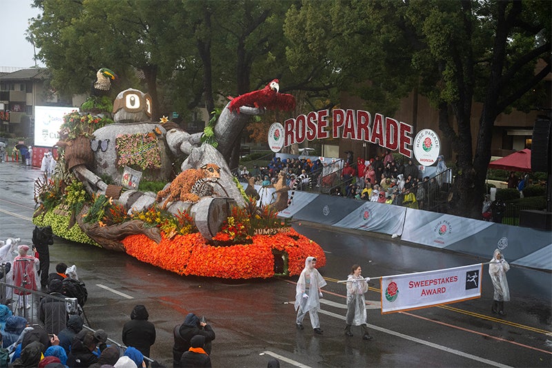Rose Float rolls down the parade route