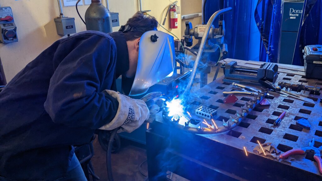 CAPED member places MIG welding beads on small surfaces of the track cross-section pieces