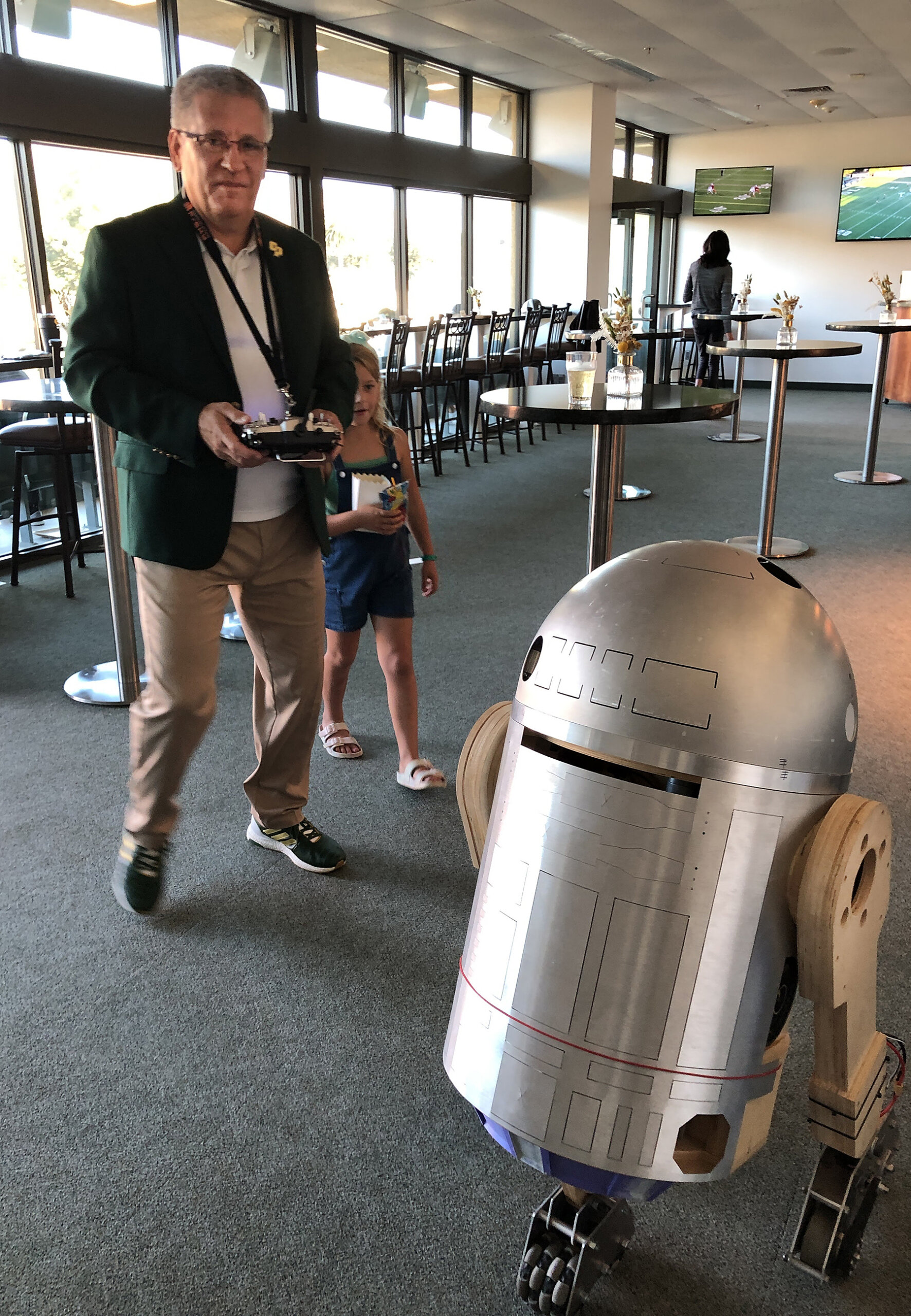 Cal Poly's president drives Pascal, the Robotics Club's droid
