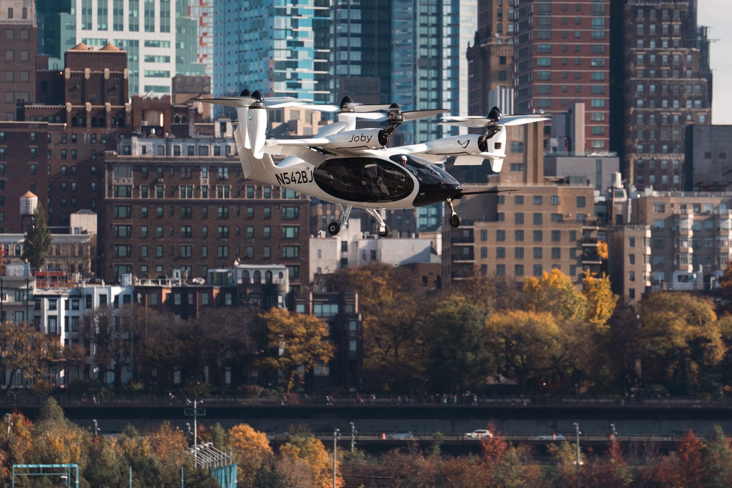 Battery-electric air taxi flies over New York