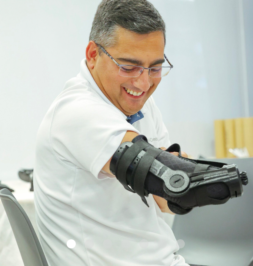 A person wearing an adaptive arm device.