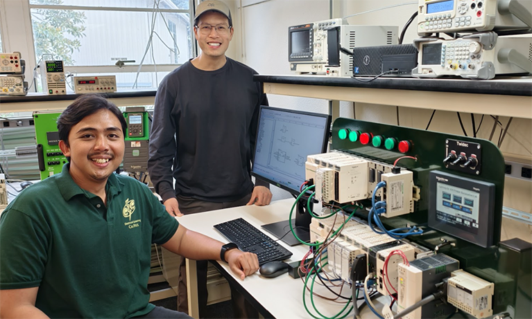Professors collaborate in electrical engineering lab