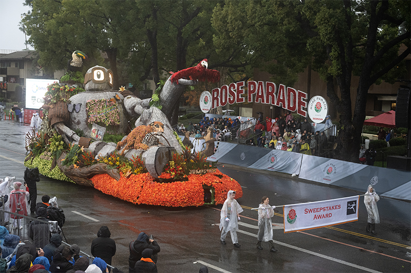 Rose Float rolls down the parade route